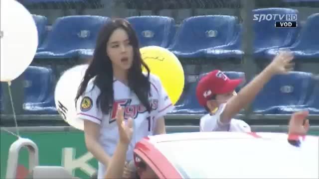 بیس بال بازی کردن بازیگر یئون وو با کودک بیمار