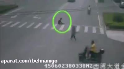 خودکشی عجیب مرد دیوانه در خیابان..!