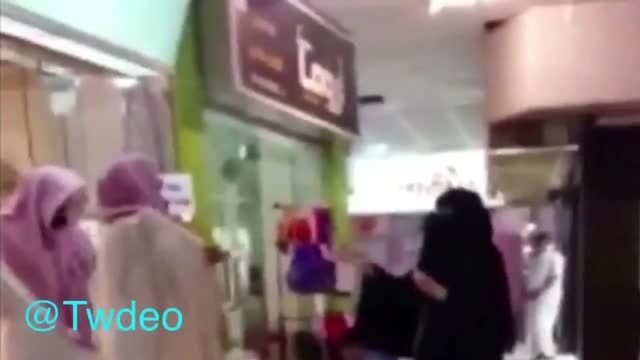 جنجال ازنوع سعودی: زنی که دستکش نپوشیده است!+فیلم