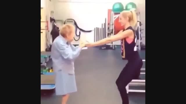 تمرین دادن مادربزرگ  !!