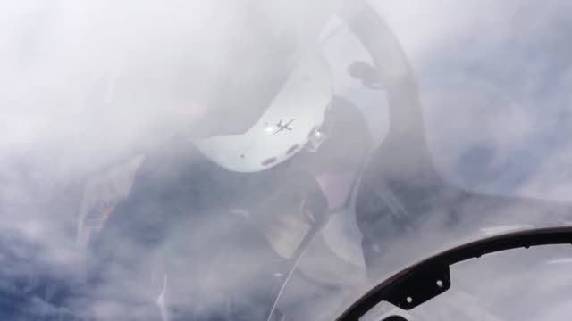 فیلمبرداری از هواپیمای بدون سرنشین از داخل جنگنده!