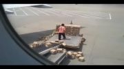 بدترین کارگر فرودگاهی دنیا!!!