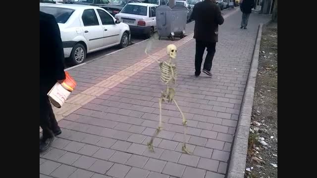 موجود عجیب در خیابان