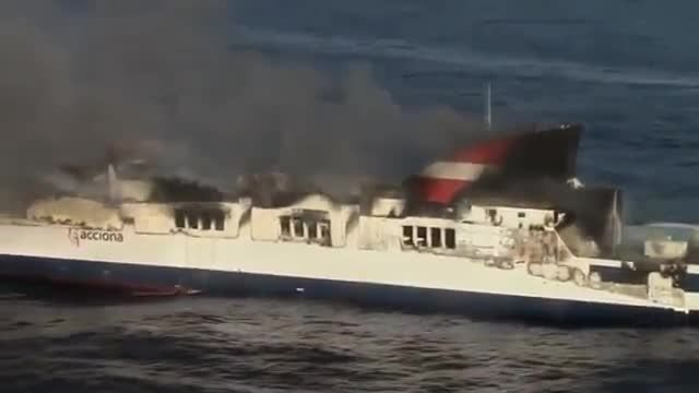 کشتی اسپانیایی آتش گرفته در مدیترانه و عملیات نجات
