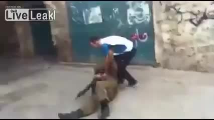 وقتی نظامی صهیونیست هوس کتک خوردن می کند
