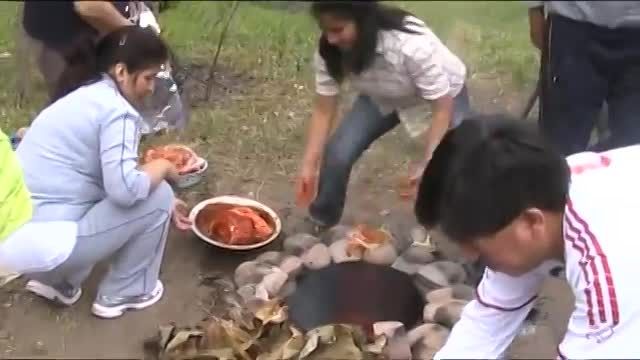 پختن غذا به وسیله سنگ های داغ در اجاق زیرزمینی