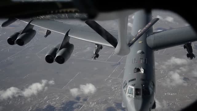 سوخت گیری هوایی B-52 Stratofortres