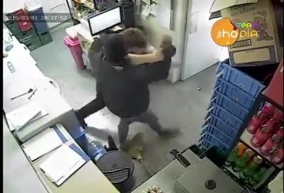 حمله وحشیانه دزد  با چاقو به مغازه دار(18+)