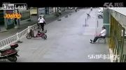 لحظه سقوط یک مرد از ساختمان