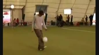 Amazing Kaka juggling two balls at the same time!