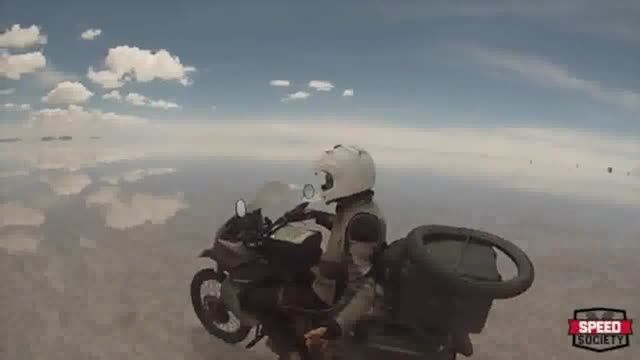 موتور سواری روی دریاچه ای به رنگ آسمان