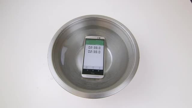 آزمایش میزان مقاومت در برابر آب گوشی موبایل HTC One M9