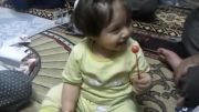 بازی کردن زهرا با اسباب بازی-هدیه عمه