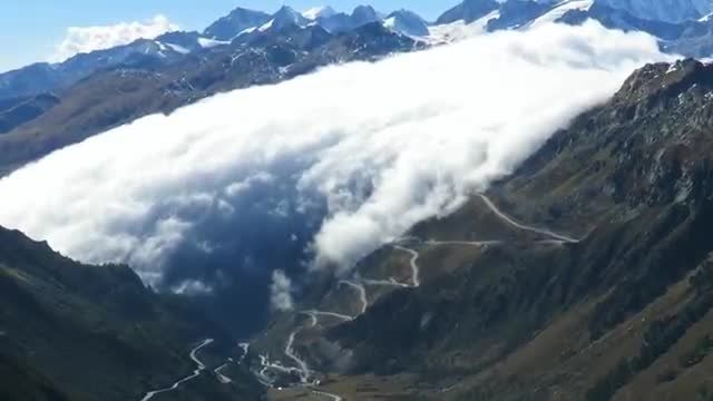 ویدئو زیبا از حرکت کوهی از ابرها بروی زمین!