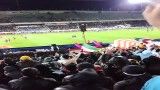 تشویق علی کریمی زیر بارون کنار زمین قبل از بازی ایران ازبک چه لذتی داره...