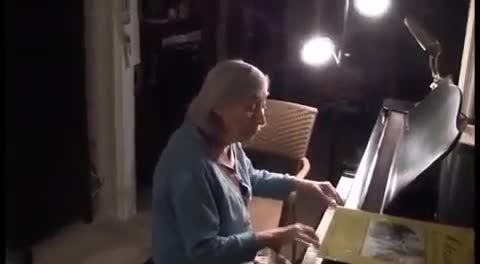 پیانو زدن پیر زن برای شوهرش