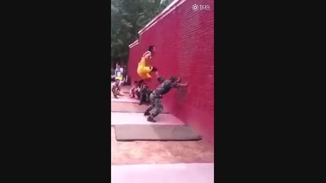مهارت سربازان ارتش چین در بالارفتن از دیوار-بسیار زیبا