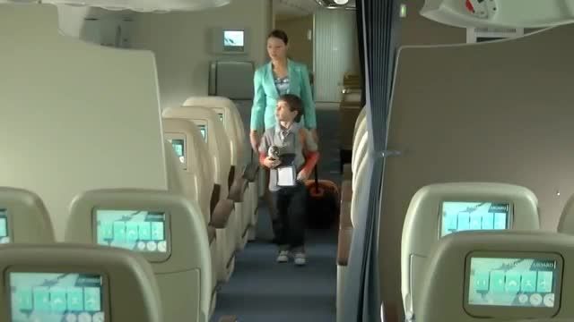 نمایش تکنولوژی و جذابیت A380 توسط بچه و مادرش (JUSTFLY)