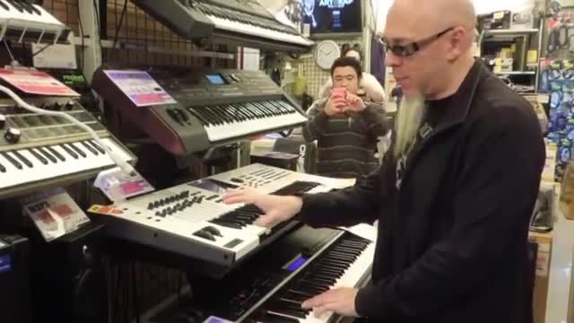 بازدید جردن روودس از فروشگاههای موزیک در  ژاپن