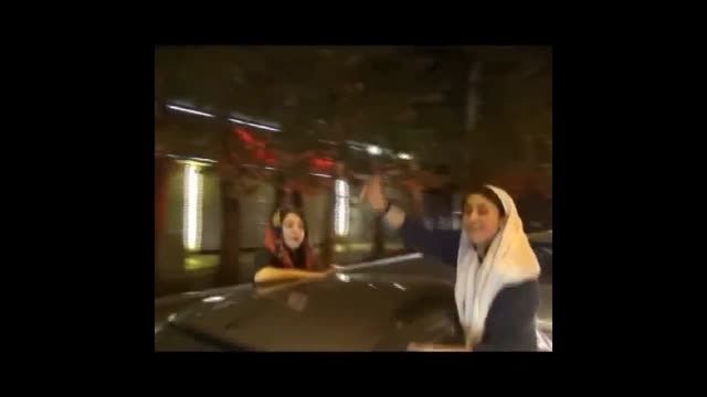 شادی مردم تهران پس از پیروزی ایران مقابل آمریکا