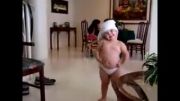 رقصیدن یک بچه