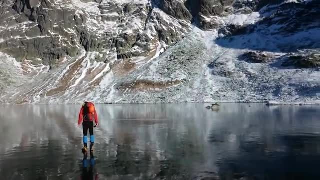 دریاچه ی یخ زده ی بسیار زیبا