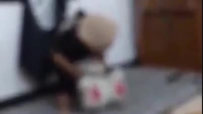 سربریدن خرس عروسکی توسط بچه داعشی!
