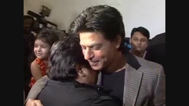 اشک شوق هوادار شاهرخ خان در آغوش او