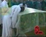 غبار روبی از قبر مبارک امام هشتم(ع) توسط امام خامنه ای