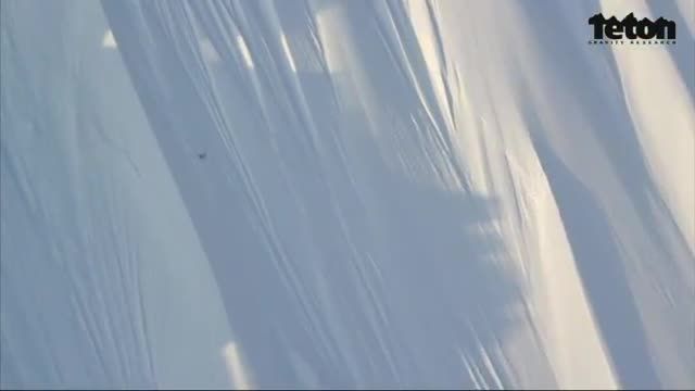 سقوط 54 متری اسکی باز از کوهی در آلاسکا