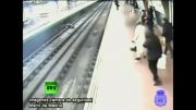 شکار لحظه سقوط بر روی ریل مترو نجات توسط مردی شجاع