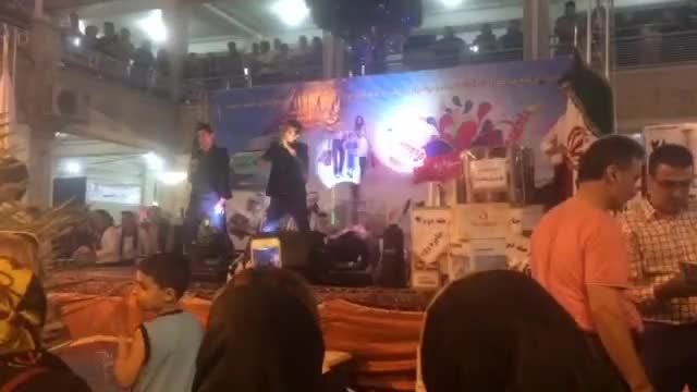 اجرای اهنگ مشکوک در جشنواره دوقلوها