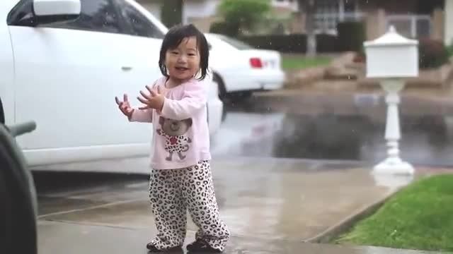 واکنش عجیب دختر بچه ای که برای اولین بار باران می بیند
