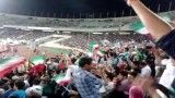 اجرای اهنگ سکوت محسن یگانه در استادیوم ازادی توسط هواداران