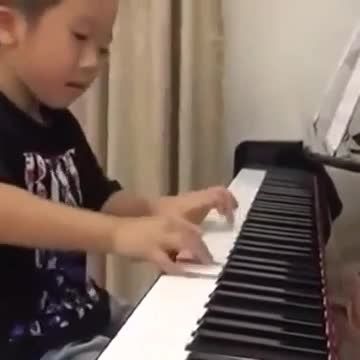 اجرای پیانو توسط کودکان