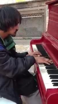پیانو زدن یک فقیر بی خانمان در خیابان (بسیار زیبا )