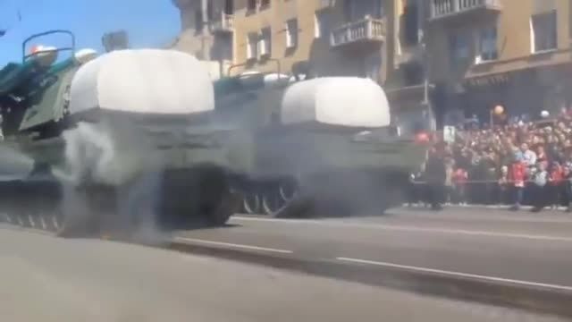 آتش گرفتن سامانه پدافند هوایی SA-11 Buk در رژه روسیه