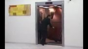 دوربین مخفی مرده در آسانسور