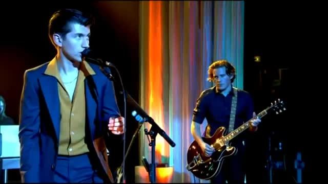 Arctic Monkeys - I wanna be yours - Live