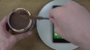 آزمایش مقاومت اکسپریا زد ۳ در برابر شکلات