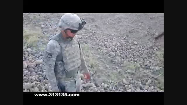 لگد شتر افغان به تفنگدار آمریکایی!
