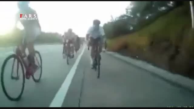 اتفاق وحشتناك برای دوچرخه سوار در مسابقه / حادثه