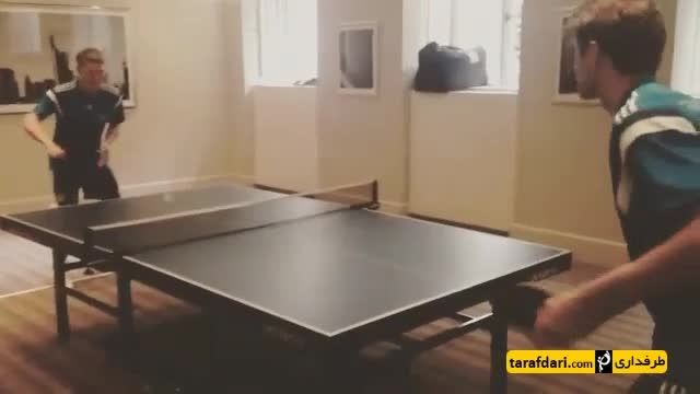 پینگ پنگ بازی کردن توماس مولر و شواین اشتایگر