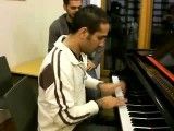 خشایار پیانو میزند...