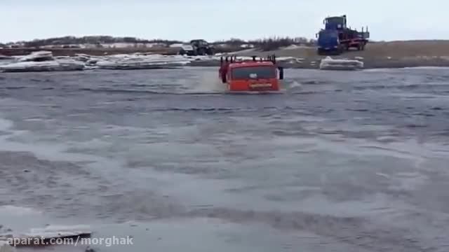 عبور دیدنی کامیون  روسی کاماز  از رودخانه ای در سیبری