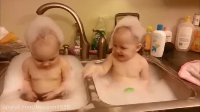 حمام کردن دوقلوها در ظرفشویی