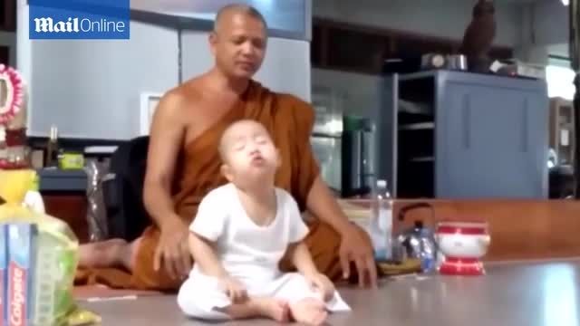 چرت زدن خنده دار راهب کوچولوی معبد شائولین