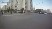 تهدید کردن موتورسوار با اسلحه توسط عابر پیاده در مسکو!