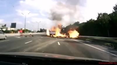 تصادف کامیون آتش گرفتن