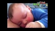کودکی که در خواب می خندد